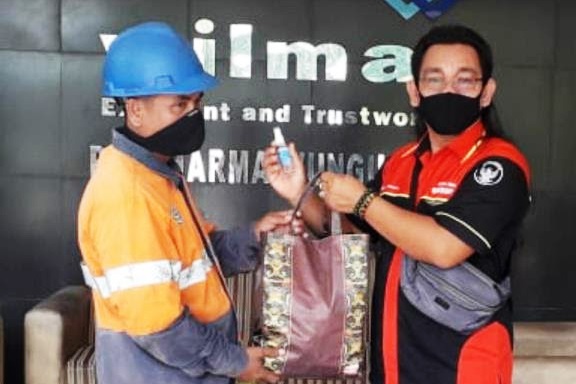 KORWIL SERBUNDO Riau Serahkan APD Pada Anggotanya di PT DWG Rohil