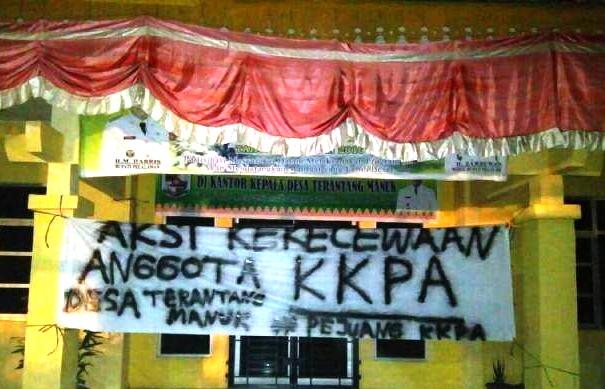Aksi Tak Didukung Kades, Kantor Desa Teratang Manuk Disegel