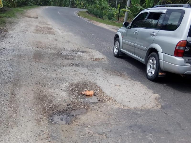 Baru Sebulan Dibangun Jalintim Pelalawan Berlobang Lagi