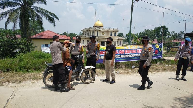Temui Warga.. Polsek Bangko Pusako Turun Kejalanan Untuk Bagikan Nasi Kotak Dan Masker�