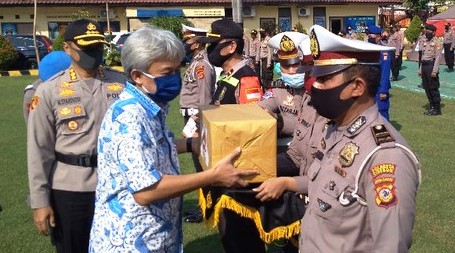 Polresta Cirebon Distribusikan 2020 Paket Sembako, Termasuk Keluarga Napi Teroris Tak Ketinggalan