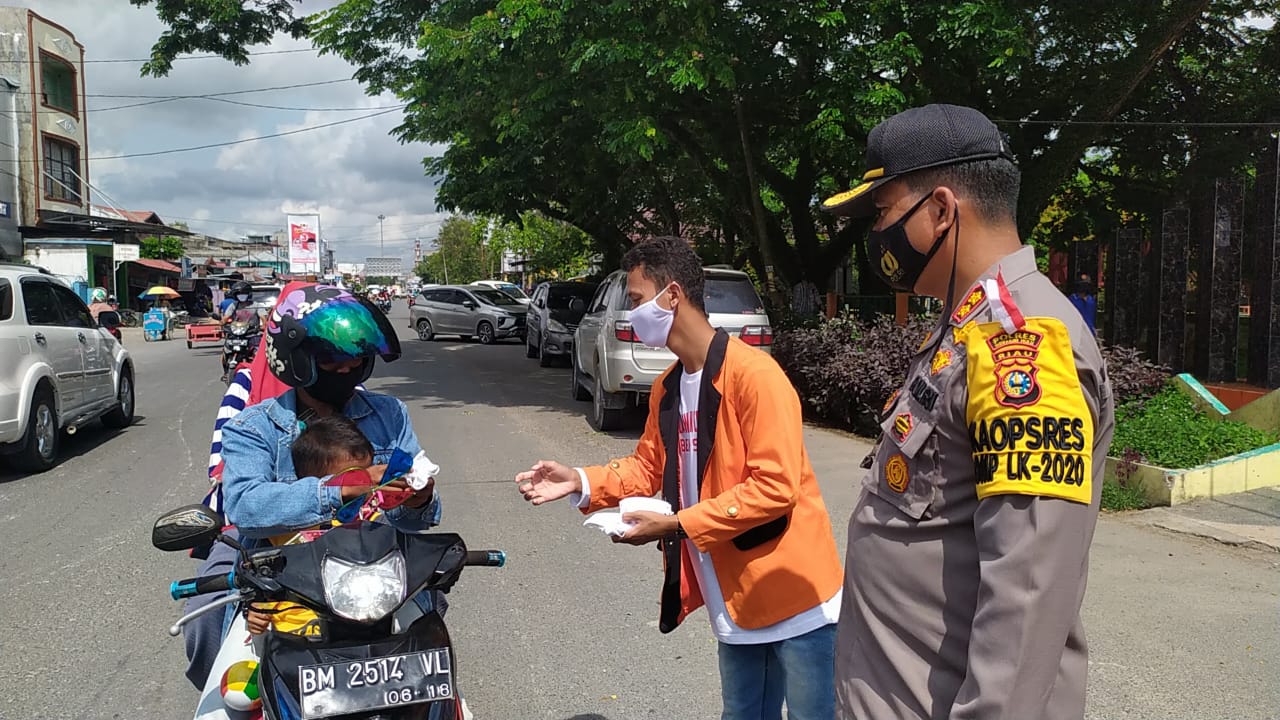 Edukasi Covid-19, Polisi Inhu dan Mahasiswa Berbagi Ribuan Masker Gratis