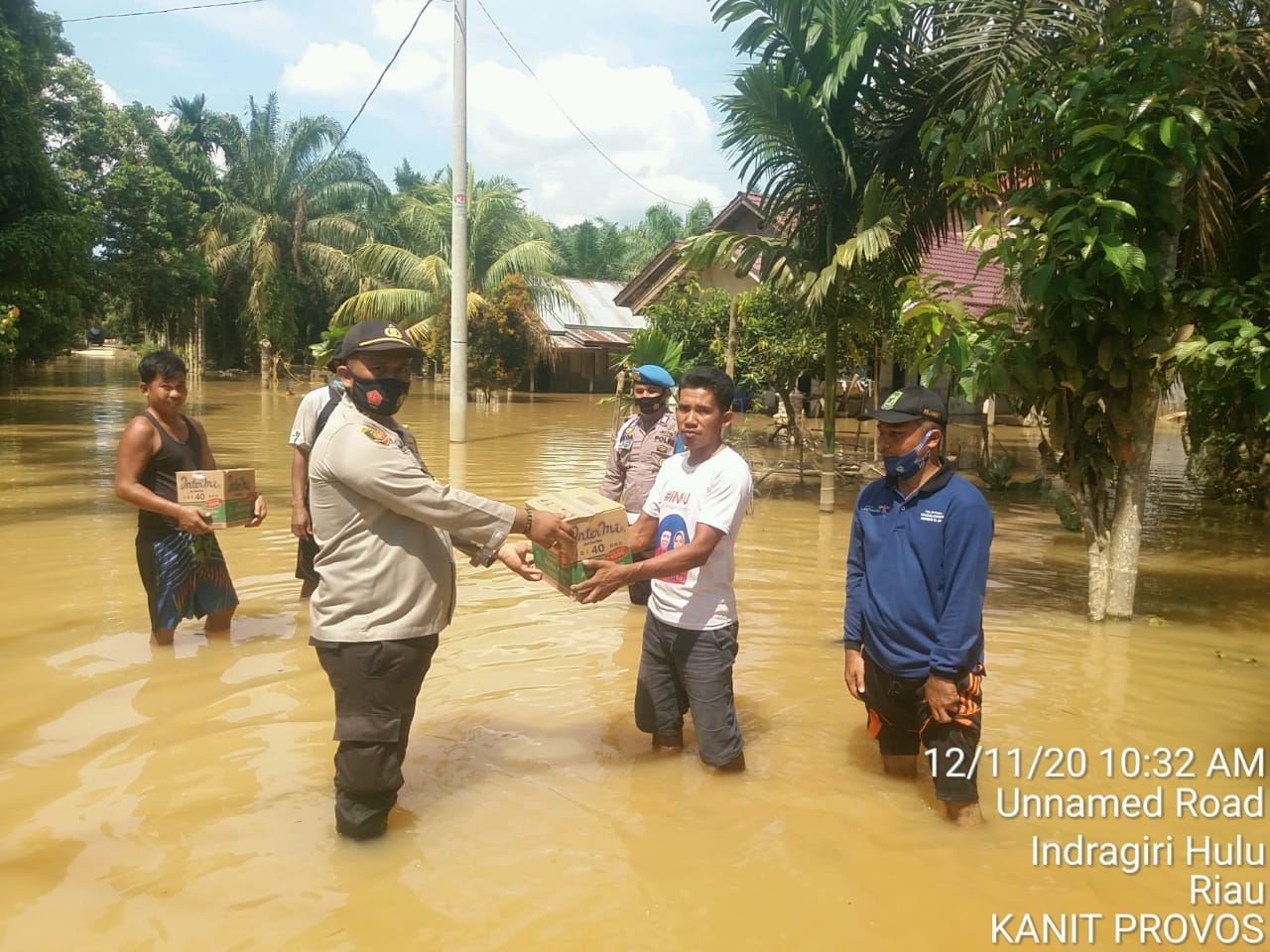Kapolsek Batangcenaku Inhu Serahkan Bantuan Korban Banjir