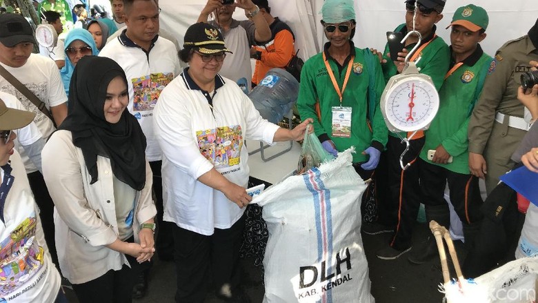 Siti Nurbaya Ikut Bersihkan Sampah di Pantai Kendal