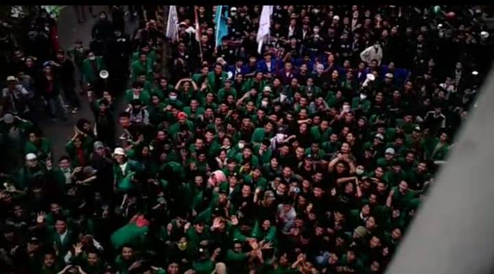 Aksi Lempar Benda Unjuk Rasa Ribuan Mahasiswa Bandung Tak terelakkan