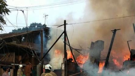 Rumah dan Lapak Barang Bekas di Kemayoran Jadi Abu, 20 Pemadam Diturunkan