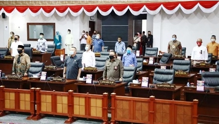 Jumaga Nadeak Pimpin Rapat Laporan LHP Anggaran Pemprov Kepri