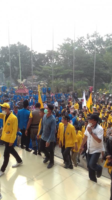 Mahasiswa UIR dan UNILAK Demo Protes Kabut Asap yang Melanda Riau di Gedung DPRD Riau