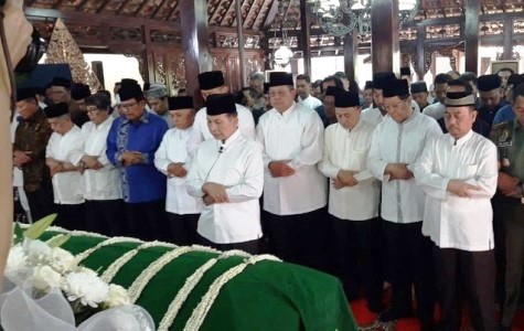 Jenazah Ibunda SBY Disalatkan di Pendopo Puri Cikeas, Bogor