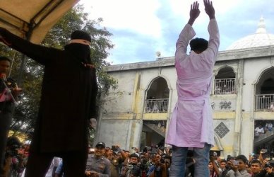 Terbukti Main Judi Empat Sopir di Aceh Dihukum Cambuk