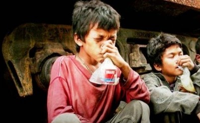 Kecanduan Isap Lem Pelajar SMP di Tasikmalaya Dirantai