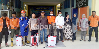 Kadisdik Prov Kepri Pimpin Penyemprotan Disimfectant ke Sekolah di Tanjungpinang