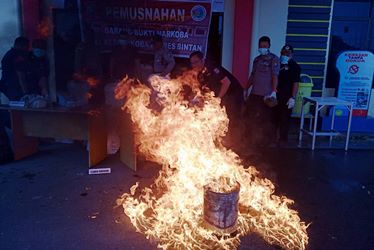 Bum, Wartawan Berhamburan Saat Musnahkan BB Ganja Tong Meledak