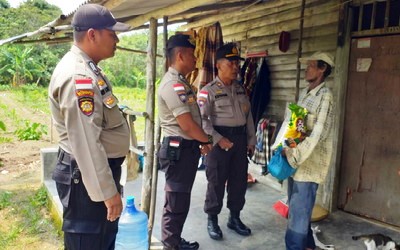 Dua Bintara Polisi Salurkan Bantuan Pada Keluarga Tani di Bintan