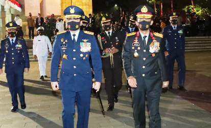 Melirik Panglima TNI Saat Ikuti Apel Kehormatan dan Renungan Suci HUT Kemerdekaan RI