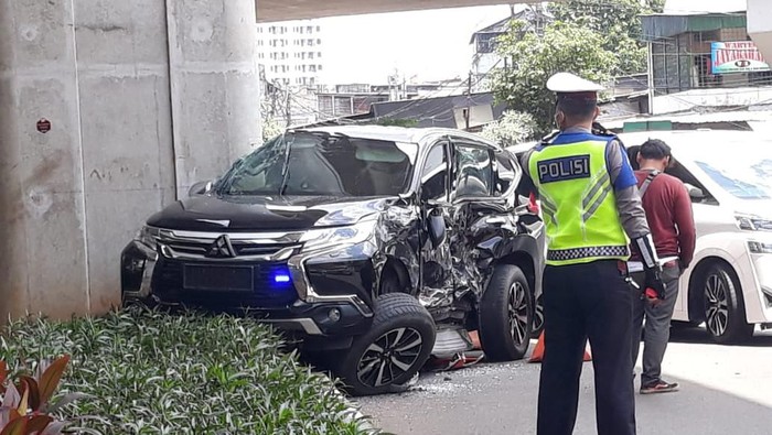 Mobil Mitsubishi Pajero Ditabrak TransJakarta, Penumpangnya Istri Jenderal Bintang Dua Luka-luka