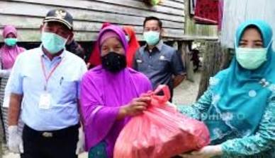 Hj Maynar Harris Bagi Sembako dengan Mengikuti Protokol Kemenkes