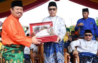 Bupati Amril Serahkan Cenderamata Pada Syamsuar