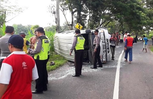 Mini Bus Terbalik di Tulungagung Lima Orang Mengalami Luka Serius