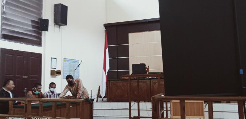 Pasrah Atas Eksepsi PH Ditolak Hakim PN Rohil ! Terdakwa Mantan Penghulu Sungai Bakau Harus Perpanjang Masa Statusnya