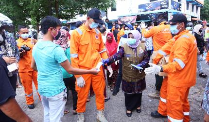 Masker dan Hand Sanitizer Dibagikan Pemko Tanjungpinang Pada Masyarakat
