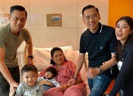 Jokowi dan Keluarga Doakan Kesembuhan Ani Yudhoyono