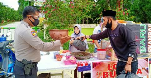 Relawan Effendi Sianipar Bagikan Sembako Door to door