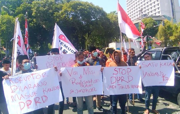 Pelantikan Anggota DPRD Kota Surabaya Didemo