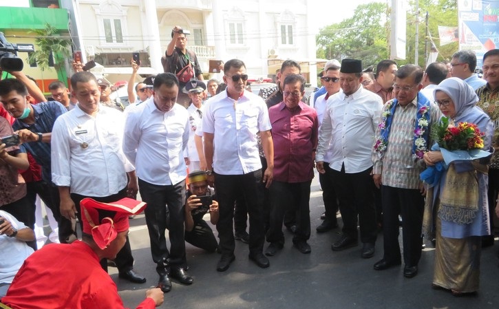 Pulang Kampung JK dan Istri Disambut Tradisi Adat