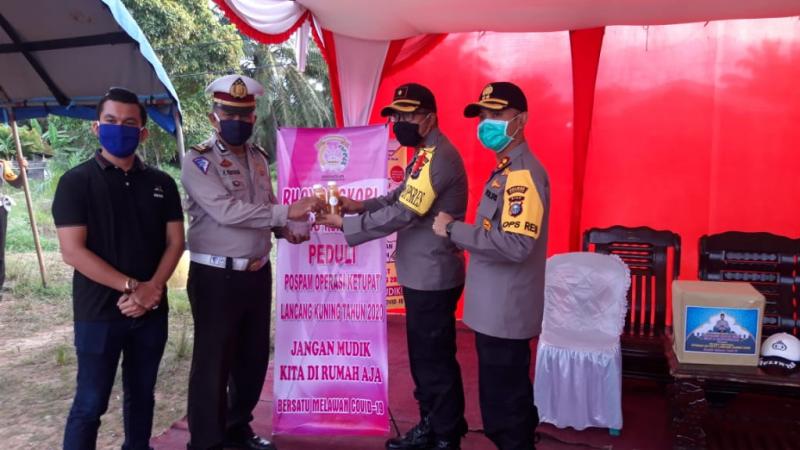 Kapolres Rohil Bagi Jamu Sehat Saat Cek Pos Pam Simpang Pedamaran