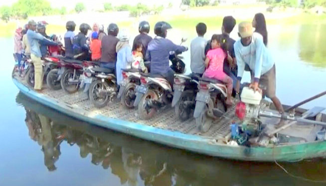 Perahu Penyebrangan di Kecamatan Bandung Karam 27 Warga Hanyut Terbawa Arus