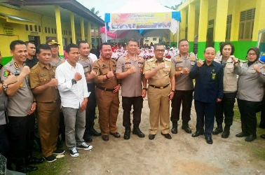Indra Gunawan Eet Dampingi Kapolda Riau Lakukan Baksos