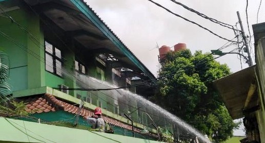 7 Ruangan Dilantai II SMA N 100 Cipinang Hangus