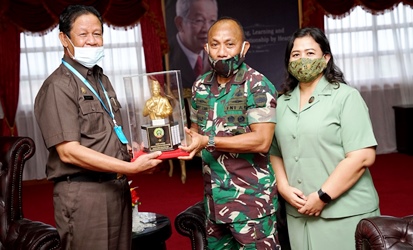 Pindah Tugas Danrem 033 Wira Pratama Brigjen Gabriel Lema Berikan Cindera Mata