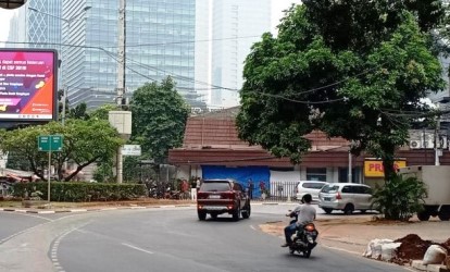 Subuh Dinihari Apotek Senopati Ditabrak Mobil Grand Livina, 1 Karyawan Tewas