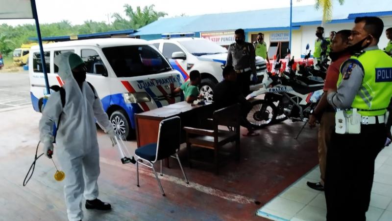 Semprot Desinfektan Dilingkungan Mapolres Rohil! Ini Bentuk Antisipasinya