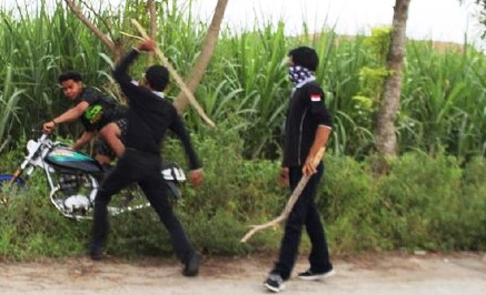 Pemuda Berbaju Serba Hitam Bubarkan Balap Liar Pakai Pentungan di Jombang Viral