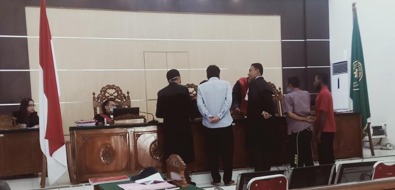 Bingung...Terdakwa Jumadi Buka Jurus Saat Hakim Suruh Tanda Tangan. Ada Baru Dan Ada Yang Lama Tanda Tangannya