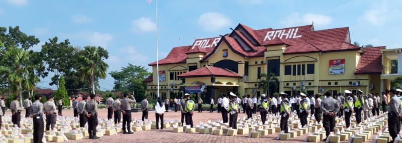 Polres Rohil Bantu Dua Ribu Paket Sembako Kewarga Kurang Mampu