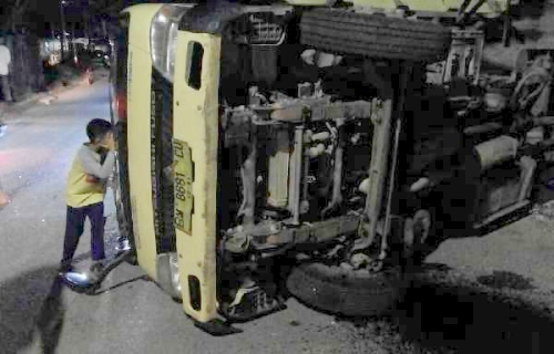 Truk Sarat Bermuatan Pasir di Pangkalankerinci Nyaris Makan Korban