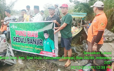 Pengurus PWNU Riau Turun Berikan Bantuan Pada Korban Banjir di Desa Buluh Cina, Kampar