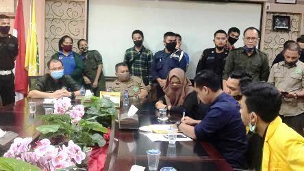 Unilak "Bergolak" Ketika Rektor Babat Hutan dan Buang Skripsi Mahasiswa, Amir: Obatnya Ganti Rektor