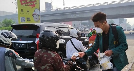 PT Arara Abadi Gandeng 2 Universitas Di Riau Membagikan Masker