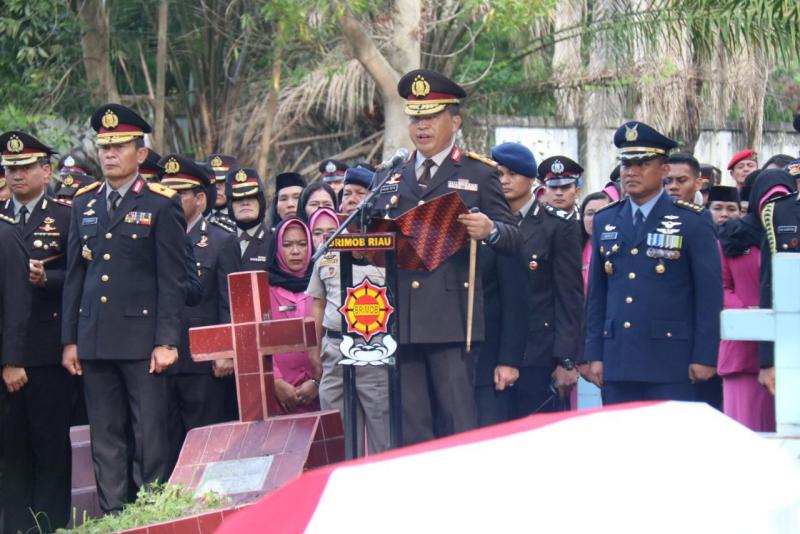 Kapolda Riau Pimpin Pemakaman Bripka Hendra Saut Sibarani di Pemakaman Taman Bahagia