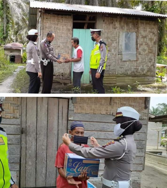 Bagikan Paket Sembako. KBO Lantas Rohil Door To Door Kewarga Kurang Mampu