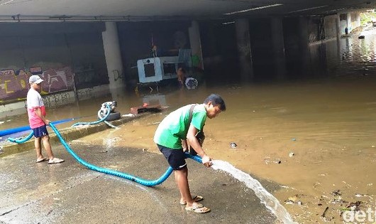 Lumpur Terbawa Banjir di Underpass Kemayoran Dibersihkan