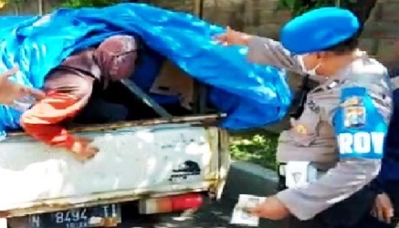 Nekat Mudik Sembunyi dalam Bak Pikap, Pemudik Surabaya Dikembalikan