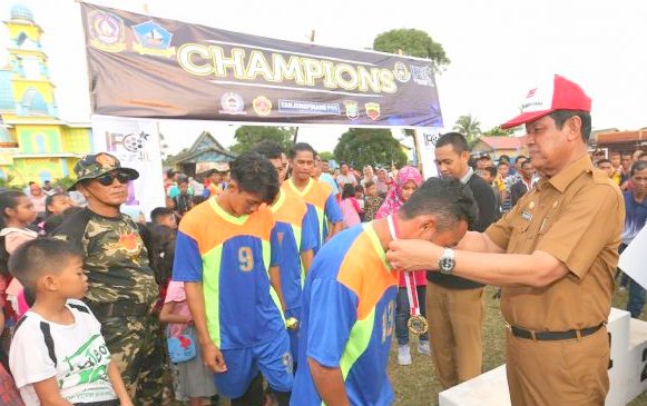 Plt Gub Kepri Tutup Turnamen Sepakbola Idul Fitri Cup ke-40