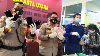 Gawat, Bos Ini "Genjot" Dua Artis Sekaligus dalam Satu Kamar