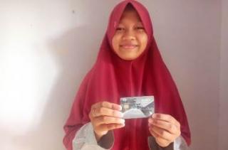 ATM Yatim Prestasi Diserahkan Pada Pelajar Kurang Mampu